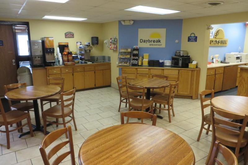 Days Inn By Wyndham Alexandria Mn Bagian luar foto