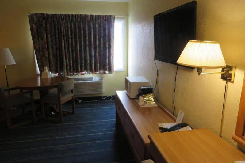 Days Inn By Wyndham Alexandria Mn Bagian luar foto
